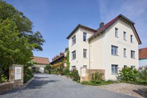 un gran edificio blanco al lado de una carretera en Hotel garni Sonnenhof, en Reichenberg