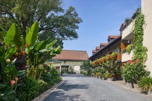 una calle en un pueblo con flores y plantas en Hotel garni Sonnenhof, en Reichenberg