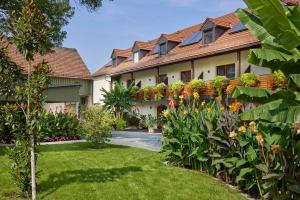 un jardín frente a una casa con flores en Hotel garni Sonnenhof, en Reichenberg