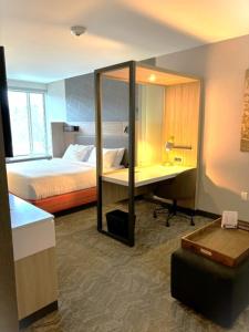 Кровать или кровати в номере SpringHill Suites by Marriott Hampton Portsmouth