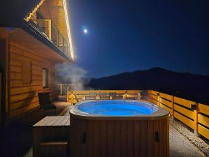 Снимка в галерията на LK Mountain Residence segmenty z prywatnym jacuzzi i widokami na góry i jezioro в Falsztyn