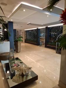 a lobby with a table in the middle of a building at Washington Plaza in Barranquilla