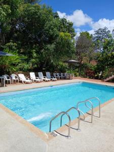 une grande piscine avec des chaises dans l'établissement Hotel Mision Santa Barbara RNT 4799, à Barichara