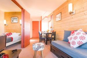 1 dormitorio con 1 cama y 1 dormitorio con mesa en Résidence Saskia Falaise - Avoriaz, en Avoriaz