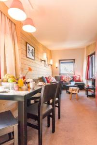 sala de estar con mesa y sofá en Résidence Saskia Falaise - Avoriaz, en Avoriaz