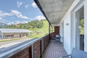 balkon z widokiem na góry w obiekcie COOEE alpin Hotel Kitzbüheler Alpen w mieście Sankt Johann in Tirol