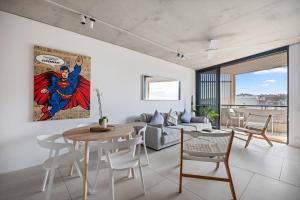 Modern Beach Ocean View 1 BDR Parking Balcony AC tesisinde bir oturma alanı