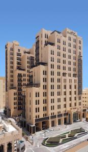 un grupo de edificios altos en una ciudad en Hyatt Place Dubai Wasl District, en Dubái