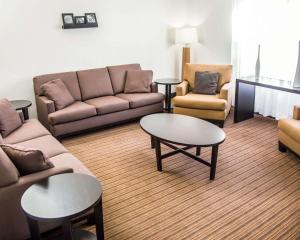 Un lugar para sentarse en Sleep Inn Tinley Park I-80 near Amphitheatre-Convention Center