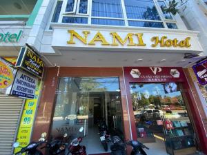 un hotel nann con moto parcheggiate fuori di NAMI HOTEL Nha Trang a Nha Trang