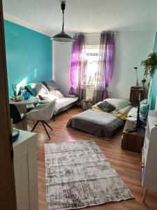 ein Wohnzimmer mit 2 Betten und einem Tisch in der Unterkunft Ferienwohnung HAPPYHOME Bahnhofnah gemütlich familiär in Arnstadt