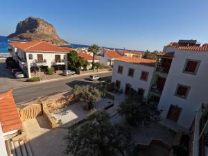 z powietrza widok na małe miasteczko z domami i ocean w obiekcie The Flower Of Monemvasia Hotel w mieście Monemwasia