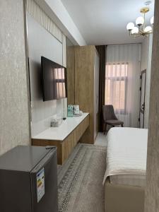 Кровать или кровати в номере Aram Hotel