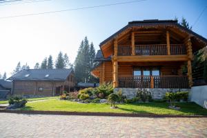 Cabaña de madera con porche y balcón en Kisva Hotel, en Yablunytsya