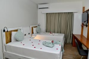 duas camas num quarto com rosas em Honky Tonk Colonial em Santo Domingo