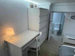 セウタにあるApartamento centro de Ceutaの白い部屋(デスク、トイレ付)