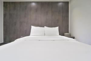 A bed or beds in a room at Anyang Riviera