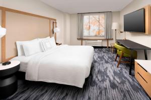 een hotelkamer met een groot bed en een bureau bij Fairfield Inn & Suites by Marriott Alexandria West/Mark Center in Alexandria