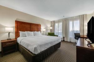 Giường trong phòng chung tại Comfort Inn & Suites Logan Near University