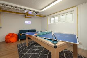 una mesa de ping pong en una habitación con sofá en Leipzig Mitte - 2 Parkplätze - Koselig Apartments, en Leipzig