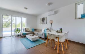 Uma área de estar em Gorgeous Apartment In Smokvica Krmpotska