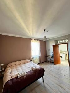 una camera con un grande letto di B&R Apartment a Caselle Torinese