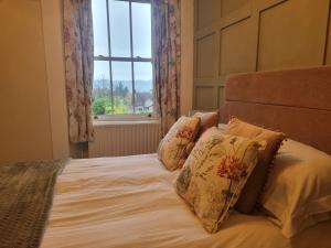 A bed or beds in a room at Montfort Cottage Guest House