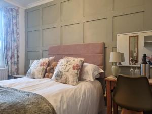 A bed or beds in a room at Montfort Cottage Guest House