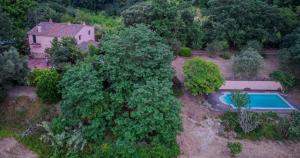 A piscina localizada em La casa nel bosco ou nos arredores