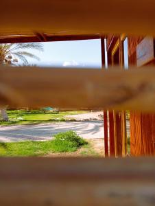 Blick auf eine Straße von einem Busfenster in der Unterkunft Garden12 Outdoor & More in Douz