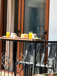 una mesa con dos vasos de jugo de naranja. en JUAN PLACIDO Hotel, en Cusco