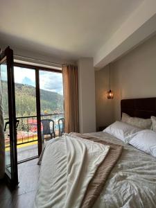 1 dormitorio con cama y ventana grande en JUAN PLACIDO Hotel, en Cusco