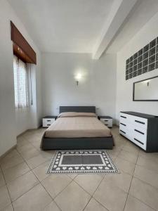 um quarto com uma cama e uma cómoda em Casa di Damiano em Vaprio dʼAdda