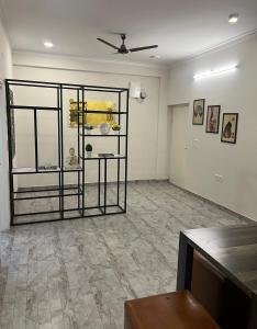 sala de estar con ventilador de techo y mesa en 2 BHK ARTISTIC APPARTMENT, en Jaipur