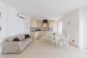 sala de estar con sofá, mesa y sillas en Swamyhome Aereoportobaripalese, en Bitonto