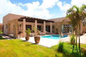 ein Haus mit einem Pool im Hof in der Unterkunft Wateera Jebel Sifah in As Sīfah