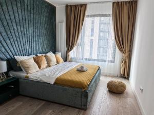 贝尔格莱德SuprStay - Belgrade Waterfront Luxury Apartment的一间卧室设有一张床和一个大窗户