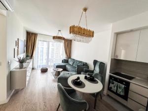 贝尔格莱德SuprStay - Belgrade Waterfront Luxury Apartment的客厅配有沙发和桌子