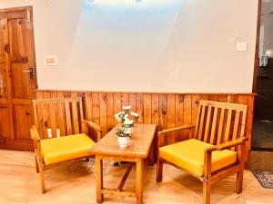 Зона вітальні в The Ganga Lodge - Affordable Luxury Stay Near Mall Road Manali