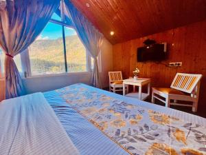 Ліжко або ліжка в номері The Ganga Lodge - Affordable Luxury Stay Near Mall Road Manali