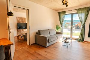 Un lugar para sentarse en Höhenweg Appartement & Ferienwohnung