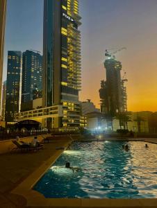 สระว่ายน้ำที่อยู่ใกล้ ๆ หรือใน Four Stars Dubai Marina JBR