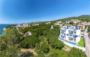 ザグレブにあるBeach Front Apartment In Smokvica Krmpotskaの海辺の丘の上の建物の空中