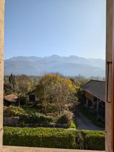 Aussicht aus einem Fenster eines Hauses mit Bergen im Hintergrund in der Unterkunft INOVALLEE SOITEC STMICRO Appart grand salon avec 2 chambres - Parking gratuit - Vue sur Belledonne in Montbonnot-Saint-Martin