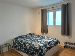 Rúm í herbergi á 2 double bedrooms apartment near airport & town