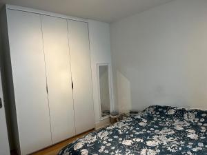 Rúm í herbergi á 2 double bedrooms apartment near airport & town