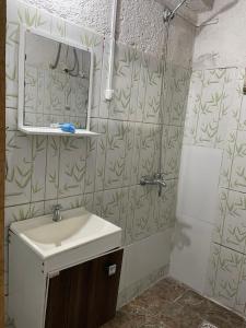 Um banheiro em Hostal EYO en Chuy con baño privado