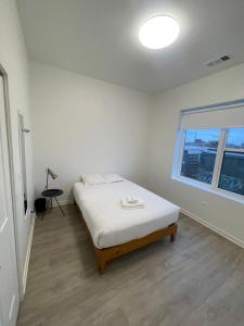 芝加哥Modern Shared Condo Near Downtown Chicago, Flexible Room Options and Shared Amenities的白色的客房设有床和窗户。