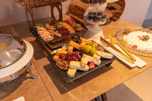 una mesa con dos bandejas de diferentes tipos de alimentos en Vivienda Hotel and Villas, Diplomatic Quarter, en Riad