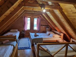 um quarto com 3 camas num sótão em Vila Stancevic wellness em Sremski Karlovci